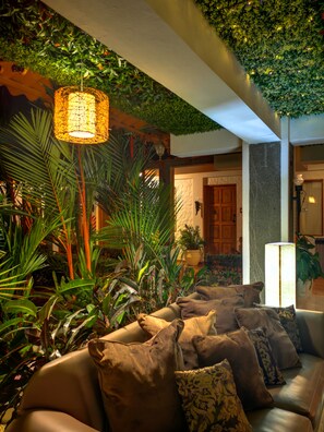 32-inch LCD TV with cable channels, TV, books - Hotel Villabosque Eco Boutique (Quepos)