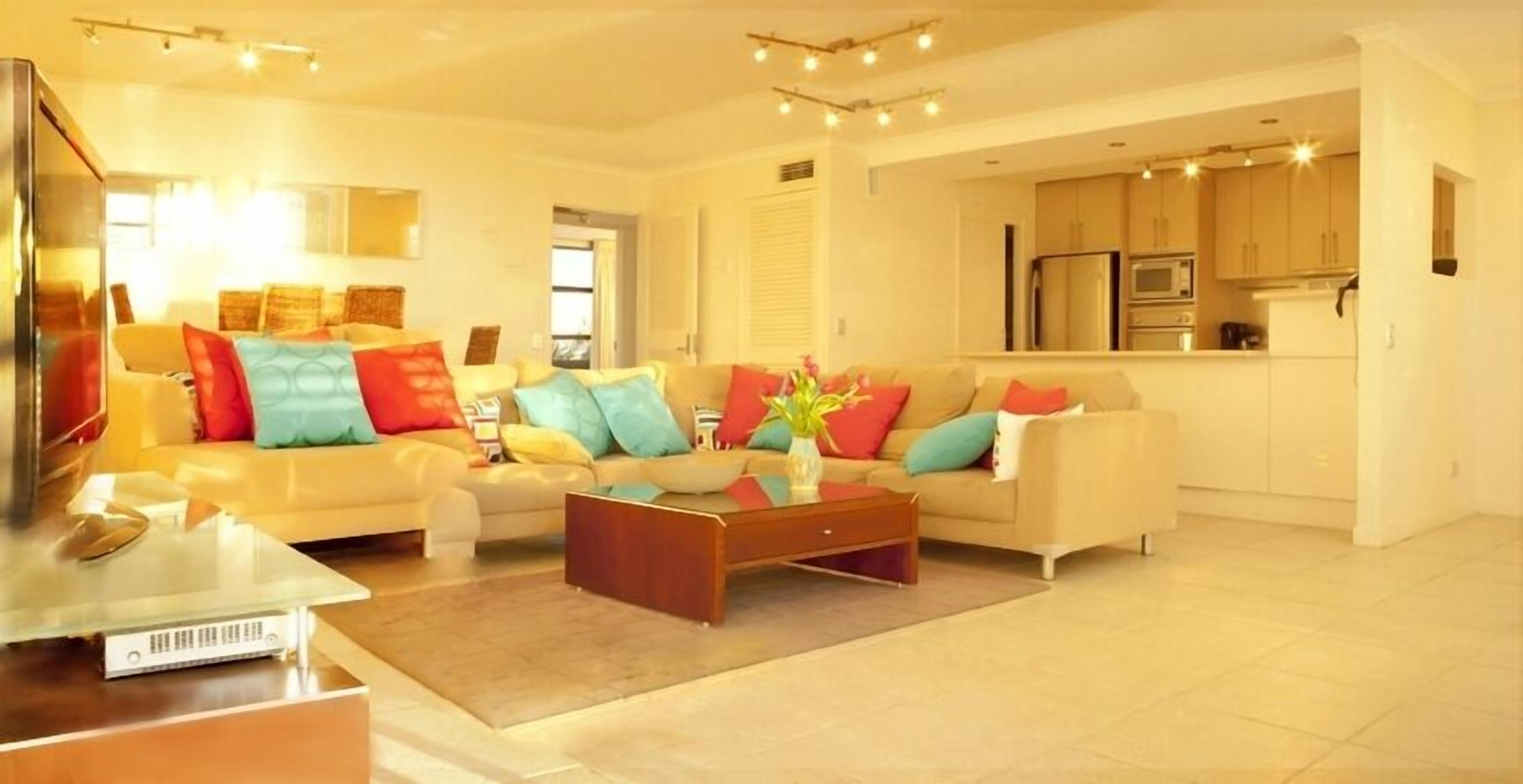 Two Bedroom Apartment with Partial Ocean View | Vardagsrum | 72-centimeters smart-tv med kabelkanaler