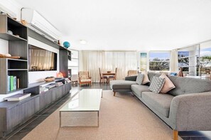 Two Bedroom Apartment with Partial Ocean View | Área de estar | Smart TV 72 cm com canais a cabo