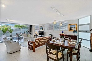 Apartament, 2 dormitoris, terrassa | Sala d'estar | Televisor intel·ligent de 72 cm amb canals per cable 