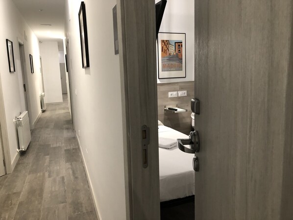 Habitación con 2 camas individuales | 1 dormitorio, escritorio, cortinas opacas y wifi gratis