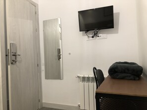 單人房, 共用浴室 | 書桌、遮光窗簾/窗簾、免費 Wi-Fi、床單