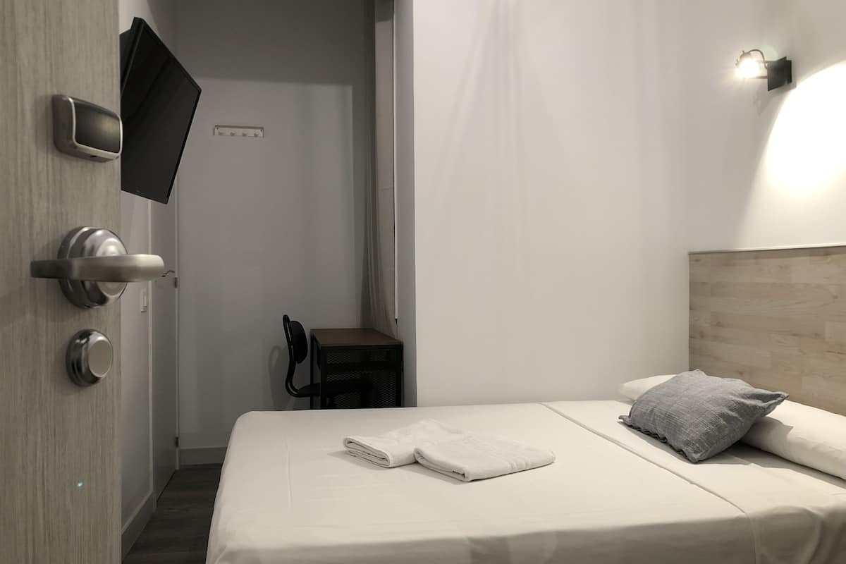 1 bedroom, desk, blackout drapes, free WiFi