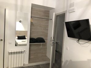 Escritorio, cortinas blackout, wifi gratis y ropa de cama