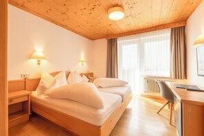 Habitació doble estàndard, balcó, vistes a la muntanya | Wifi gratuïta i roba de llit 