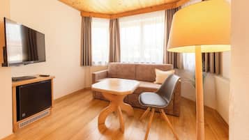 Quarto quádruplo standard, 1 quarto, sacada, vista para a montanha | Wi-Fi de cortesia, roupa de cama