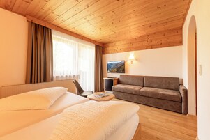 Standard-Dreibettzimmer, Balkon, Bergblick | Kostenloses WLAN, Bettwäsche
