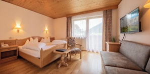Habitación triple estándar, balcón, vista a la montaña | 1 habitación, wifi gratis y ropa de cama