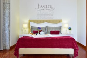 Individually decorated, desk, free WiFi, bed sheets - Solar Egas Moniz Charming House & Local Experiences (Penafiel)
