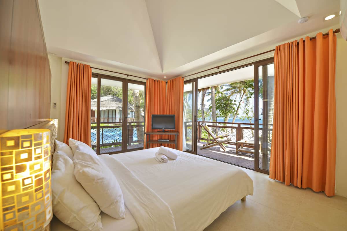 Suite, 1 cama de matrimonio grande, junto a la playa | Minibar, caja fuerte, tabla de planchar con plancha y cunas (de pago)