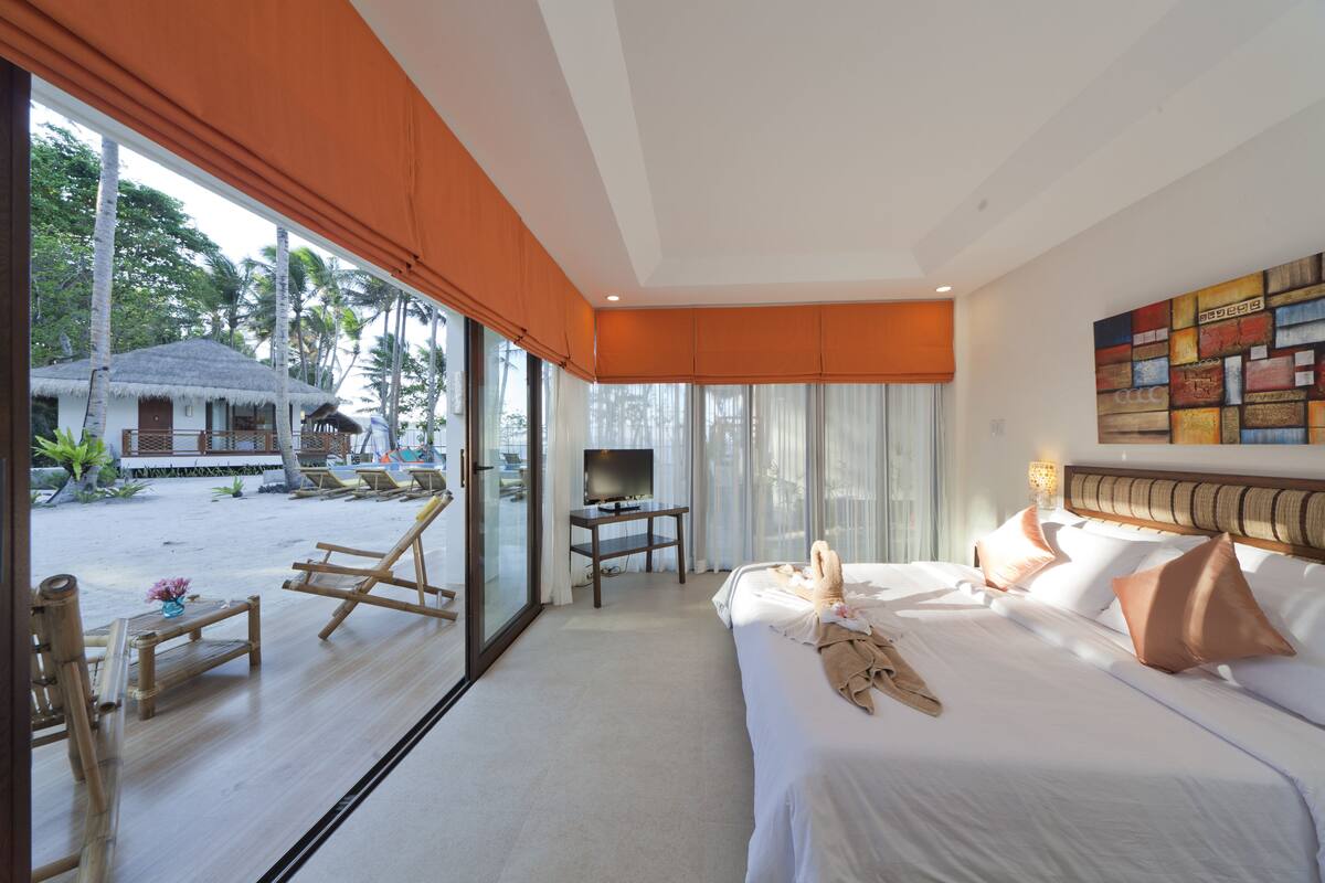 Habitación estándar, 1 cama de matrimonio grande, terraza, vistas al mar | Minibar, caja fuerte, tabla de planchar con plancha y cunas (de pago)