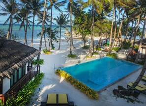 Oceanview Queen | Outdoor pool | Outdoor pool, pool umbrellas, sun loungers - Rieseling Boracay Beach Resort (Boracay Island)