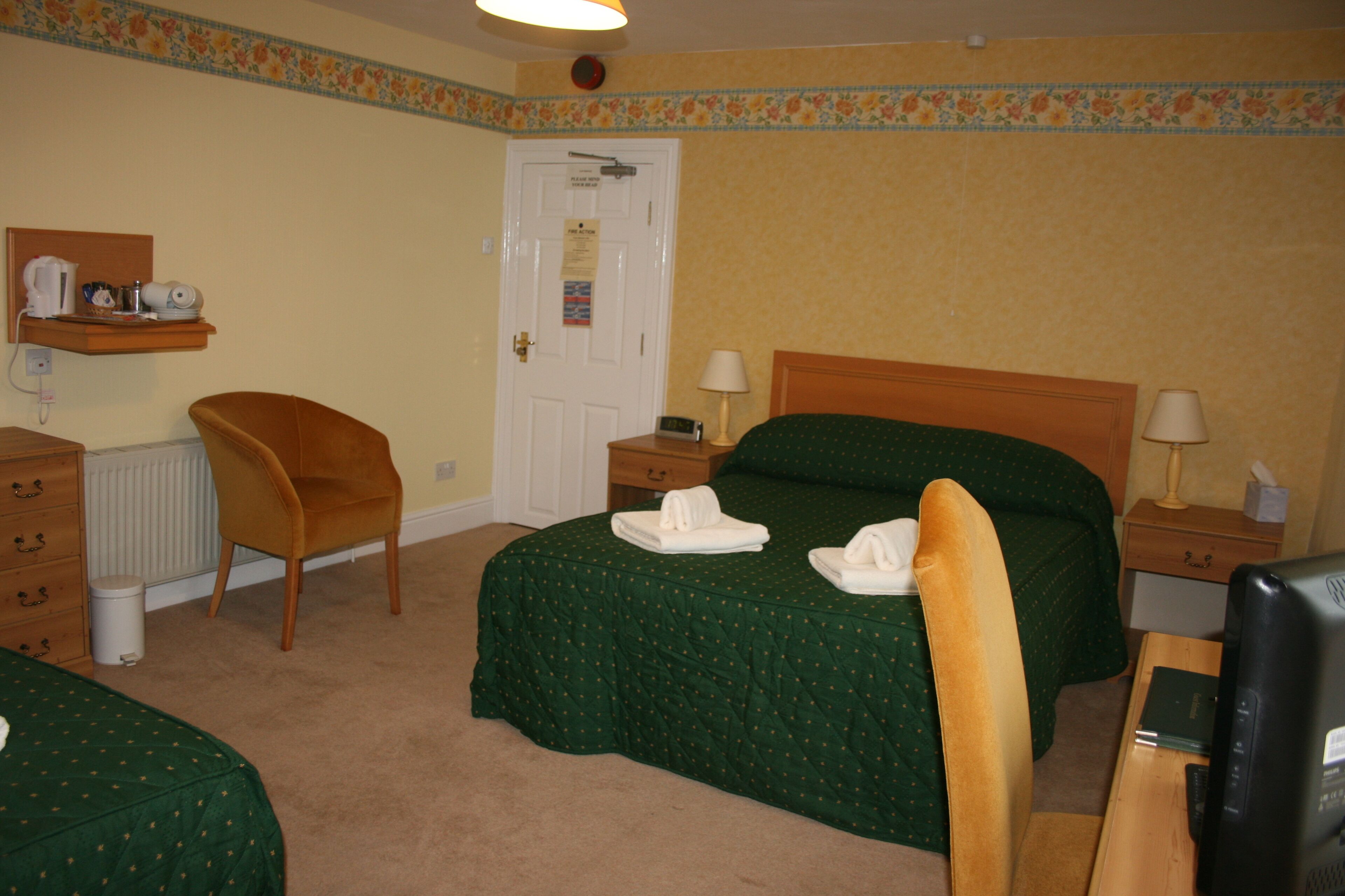 Tabla de planchar con plancha, wifi gratis y ropa de cama 