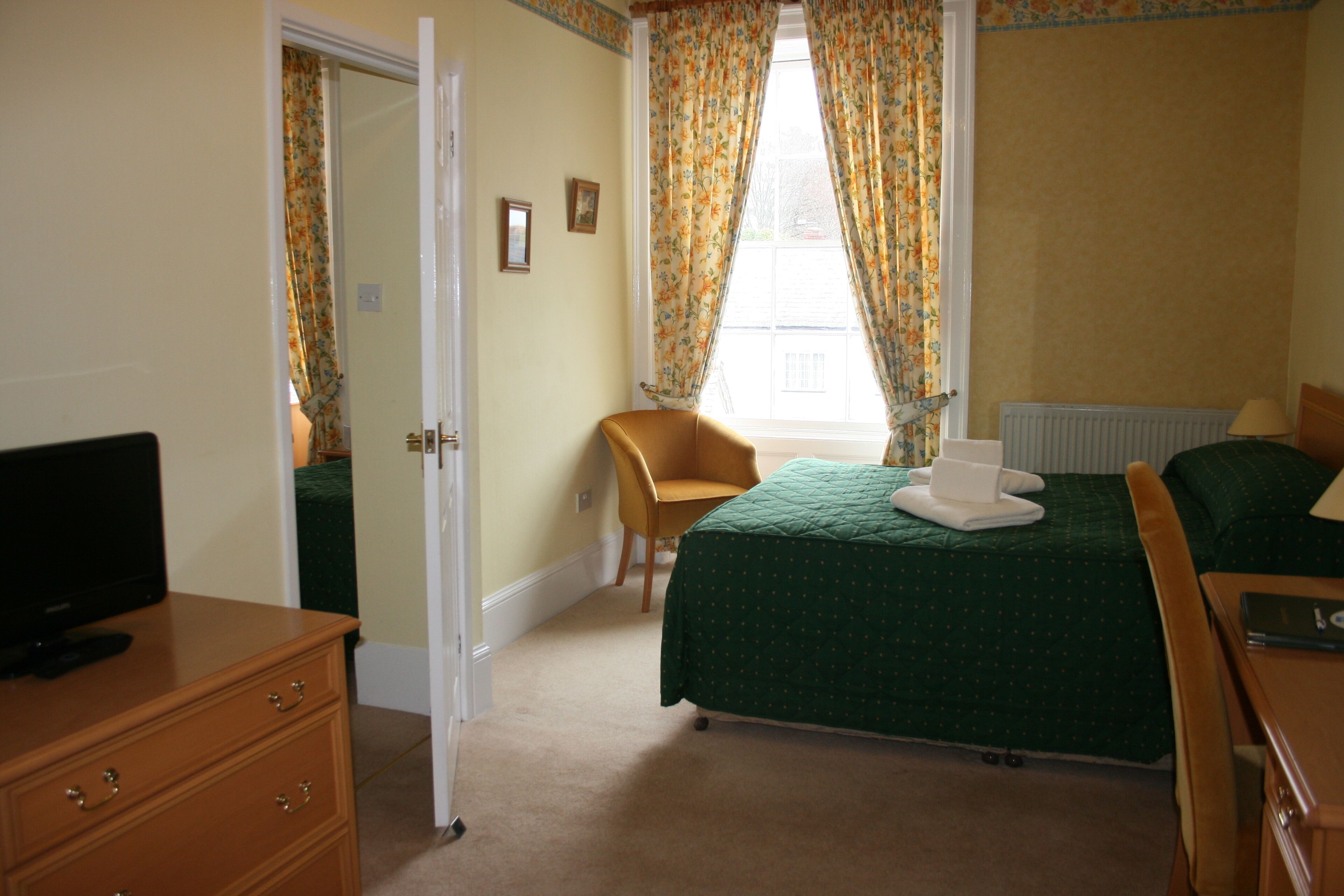 Tabla de planchar con plancha, wifi gratis y ropa de cama 