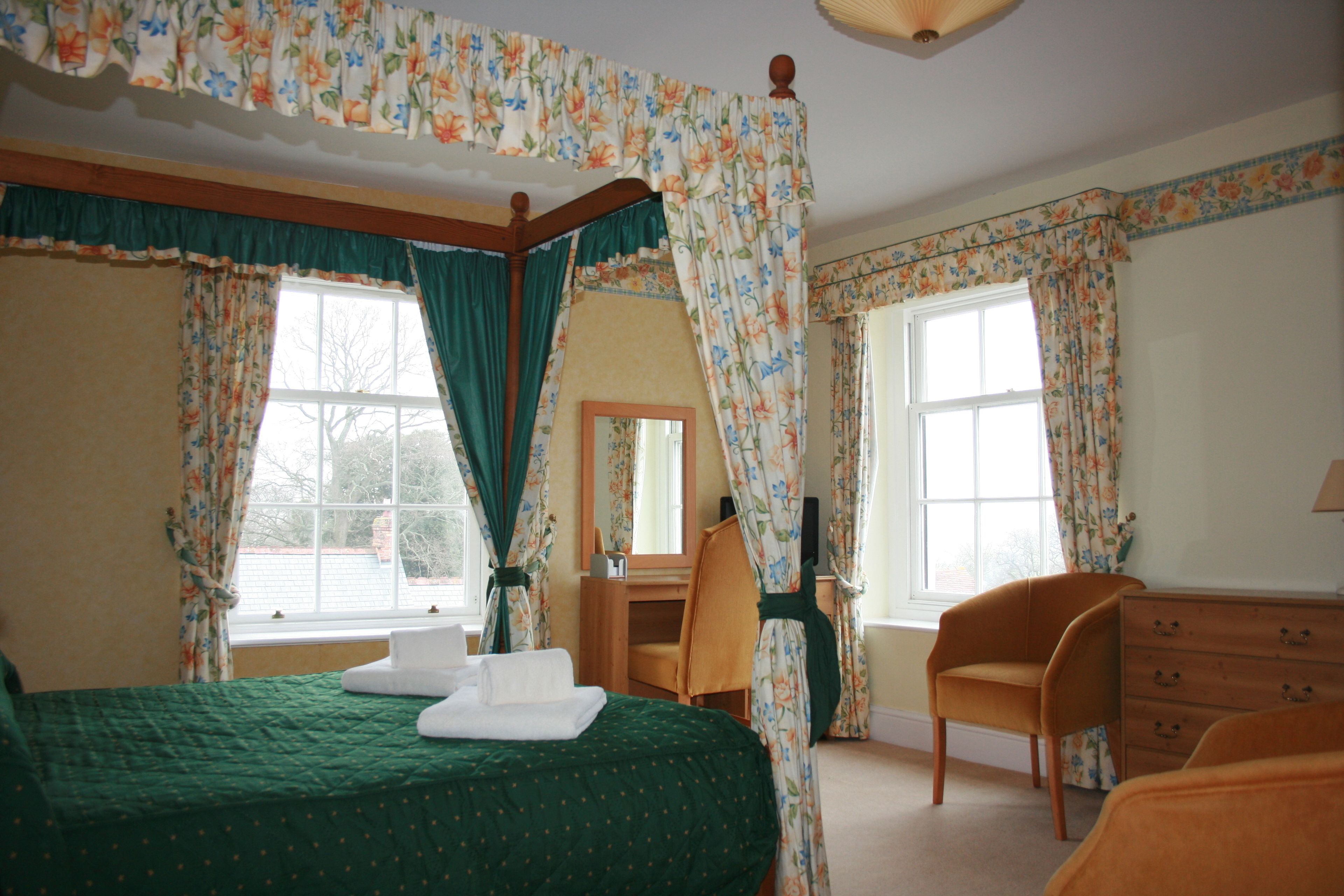 double room with four poster bed | 1 bedroom, iron/ironing board, free wifi, bed sheets