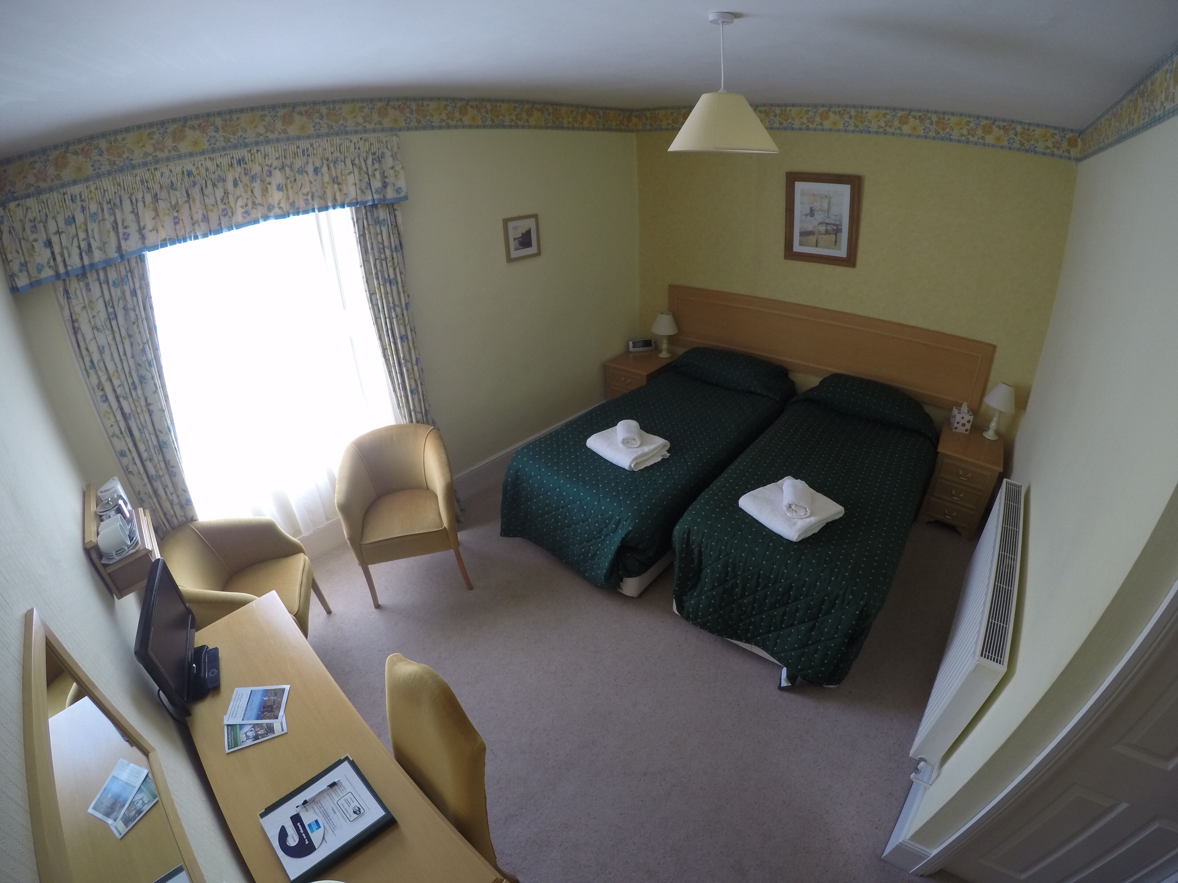 Tabla de planchar con plancha, wifi gratis y ropa de cama 