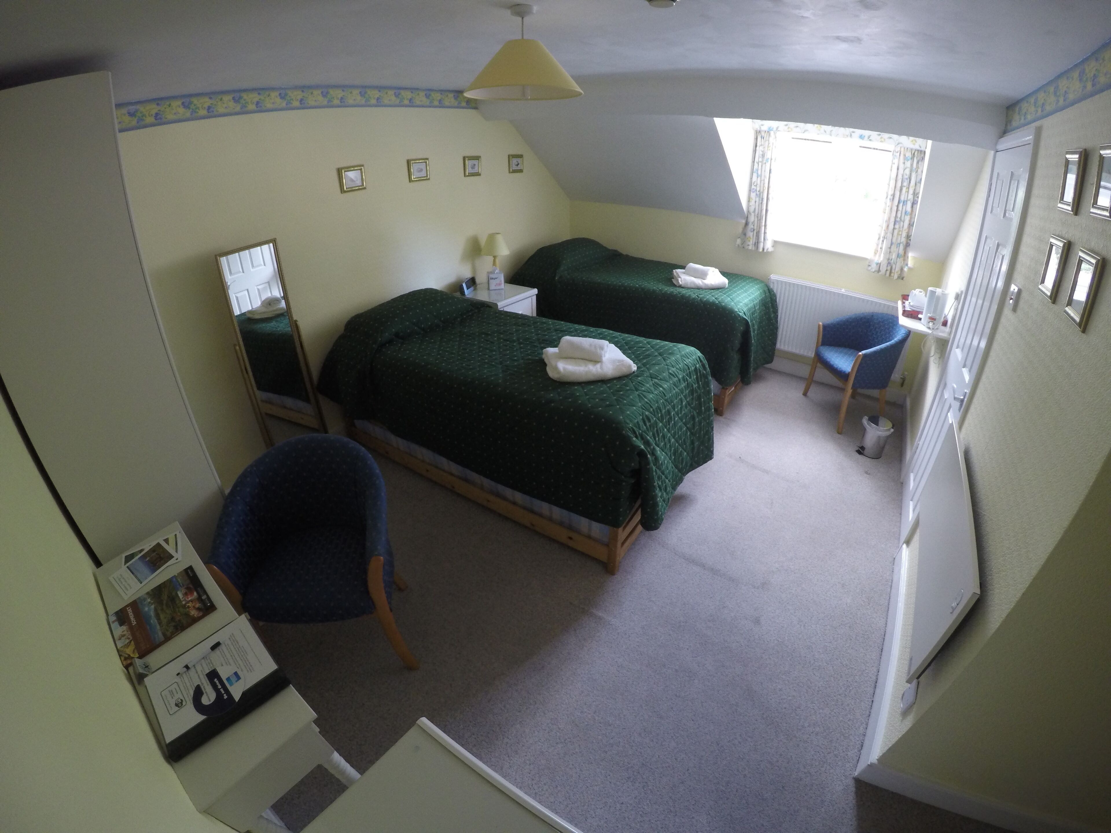 Tabla de planchar con plancha, wifi gratis y ropa de cama 