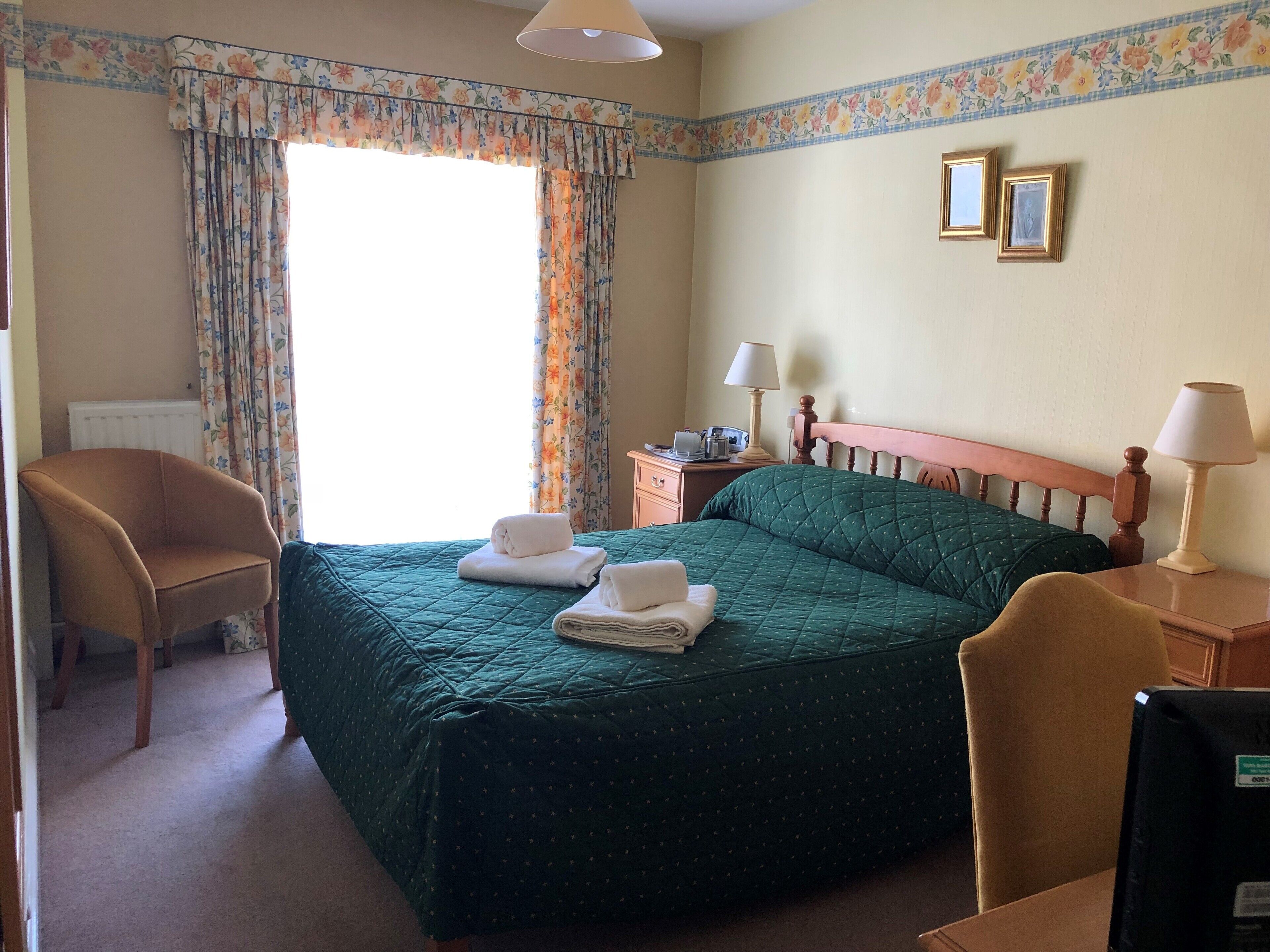 Tabla de planchar con plancha, wifi gratis y ropa de cama 