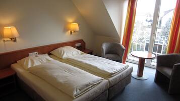 Dubbelrum | Allergitestade sängkläder, minibar och värdeförvaringsskåp på rummet