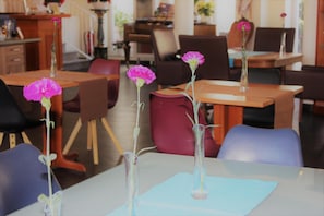 Lunch, dinner served; Italian cuisine, al fresco dining