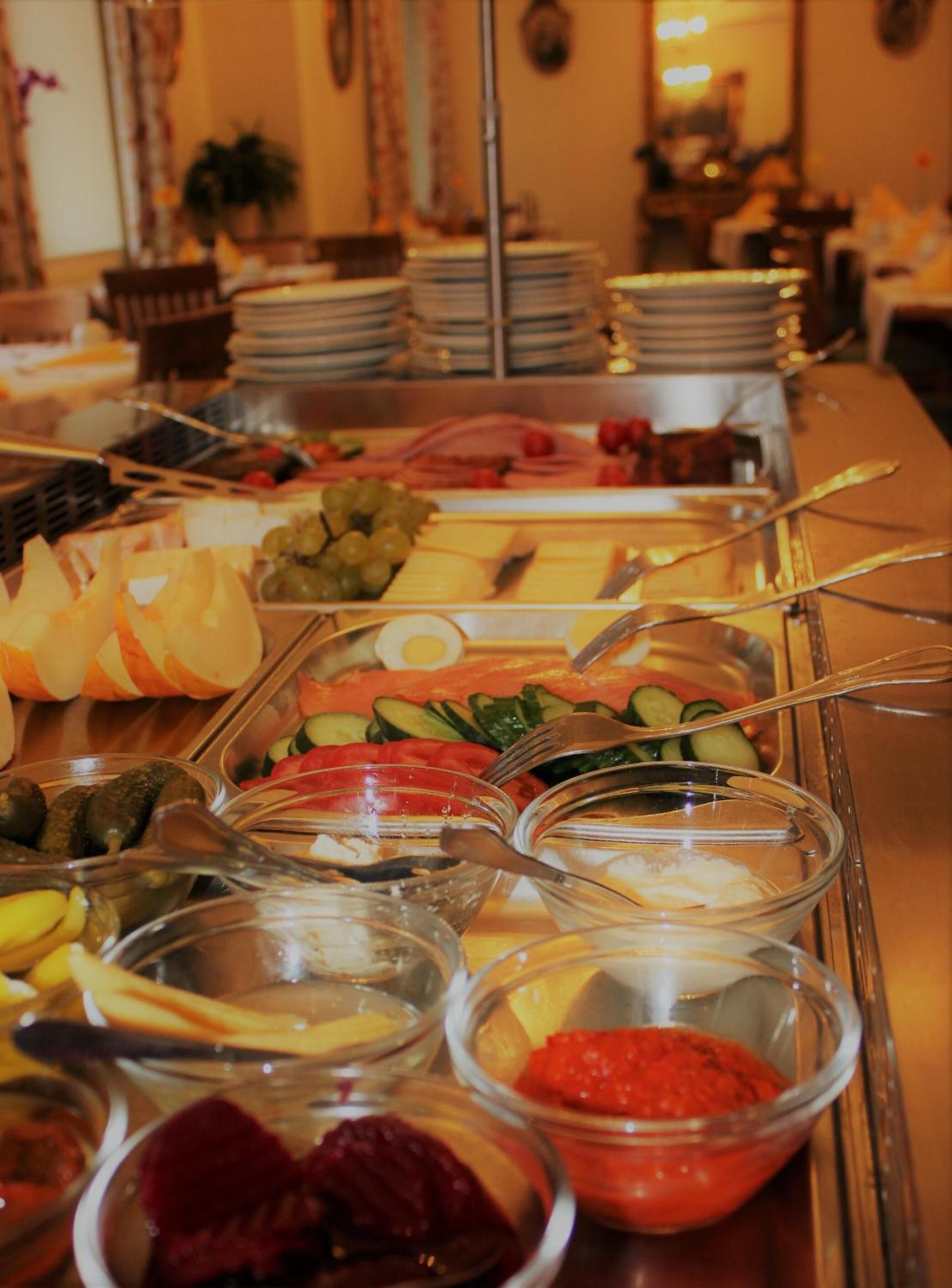 Un bufé con diversos alimentos y utensilios.