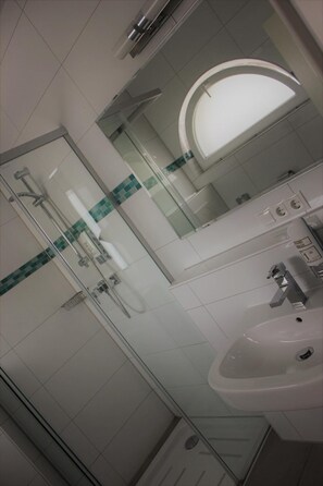 Douche, articles de toilette gratuits, sèche-cheveux