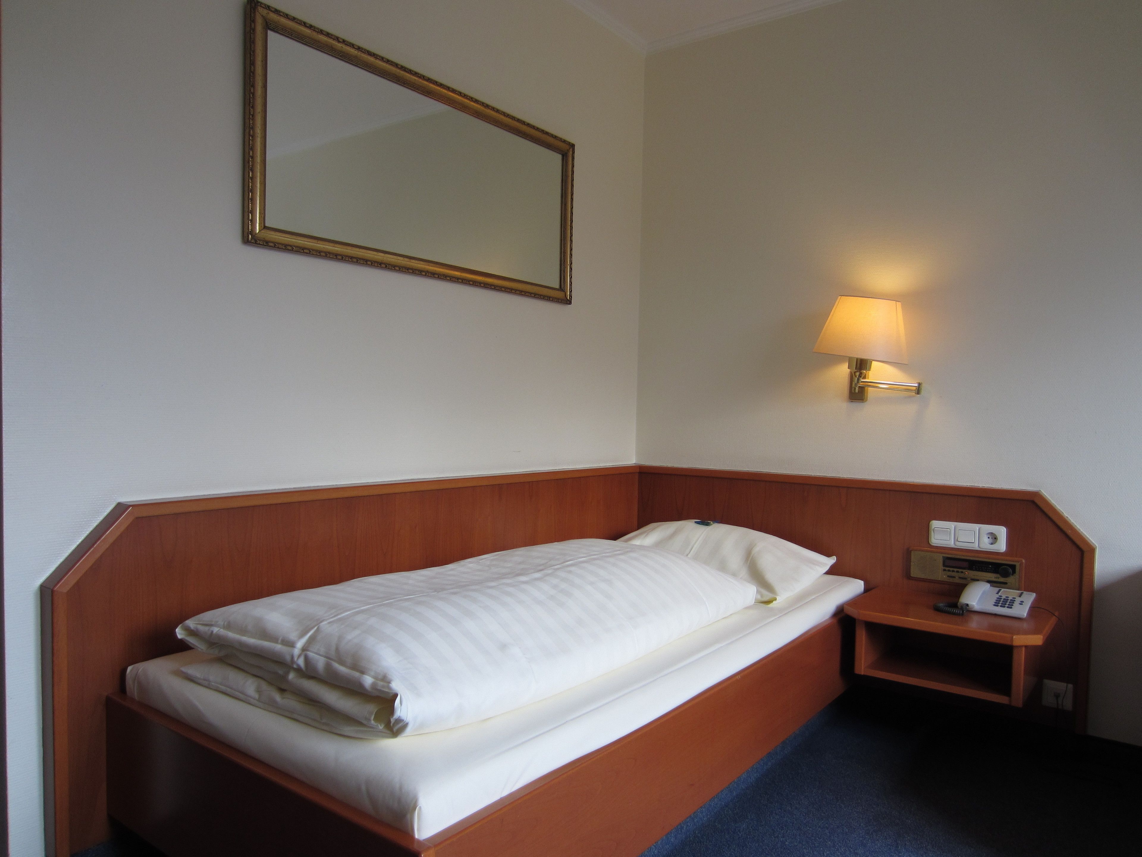 single room | hypo-allergenic bedding, minibar, in-room safe, individually furnished