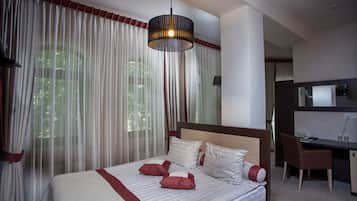 Suite – junior | Minibar, safe på rommet, skrivebord og blendingsgardiner