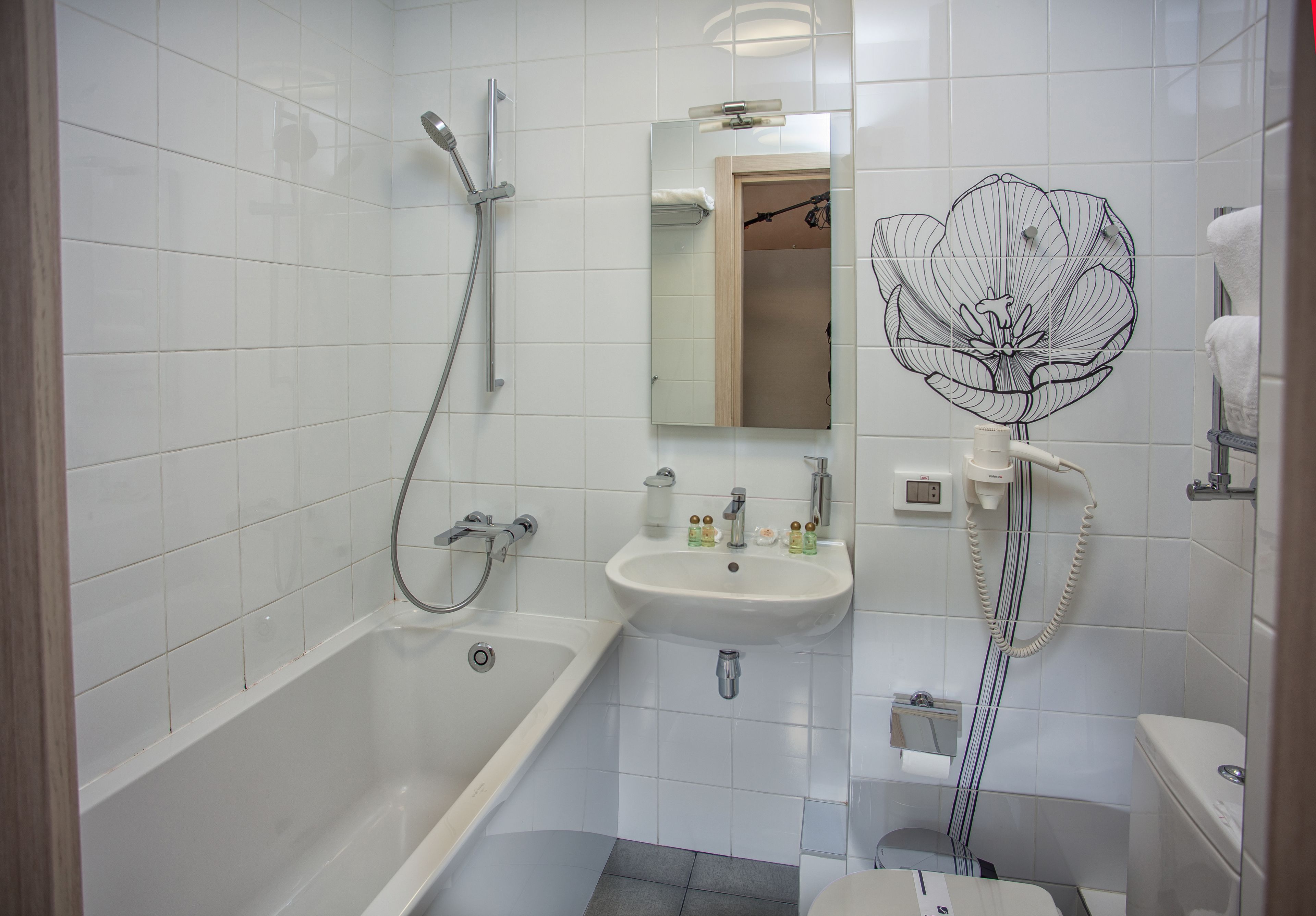 Un baño moderno con bañera, lavamanos e inodoro.