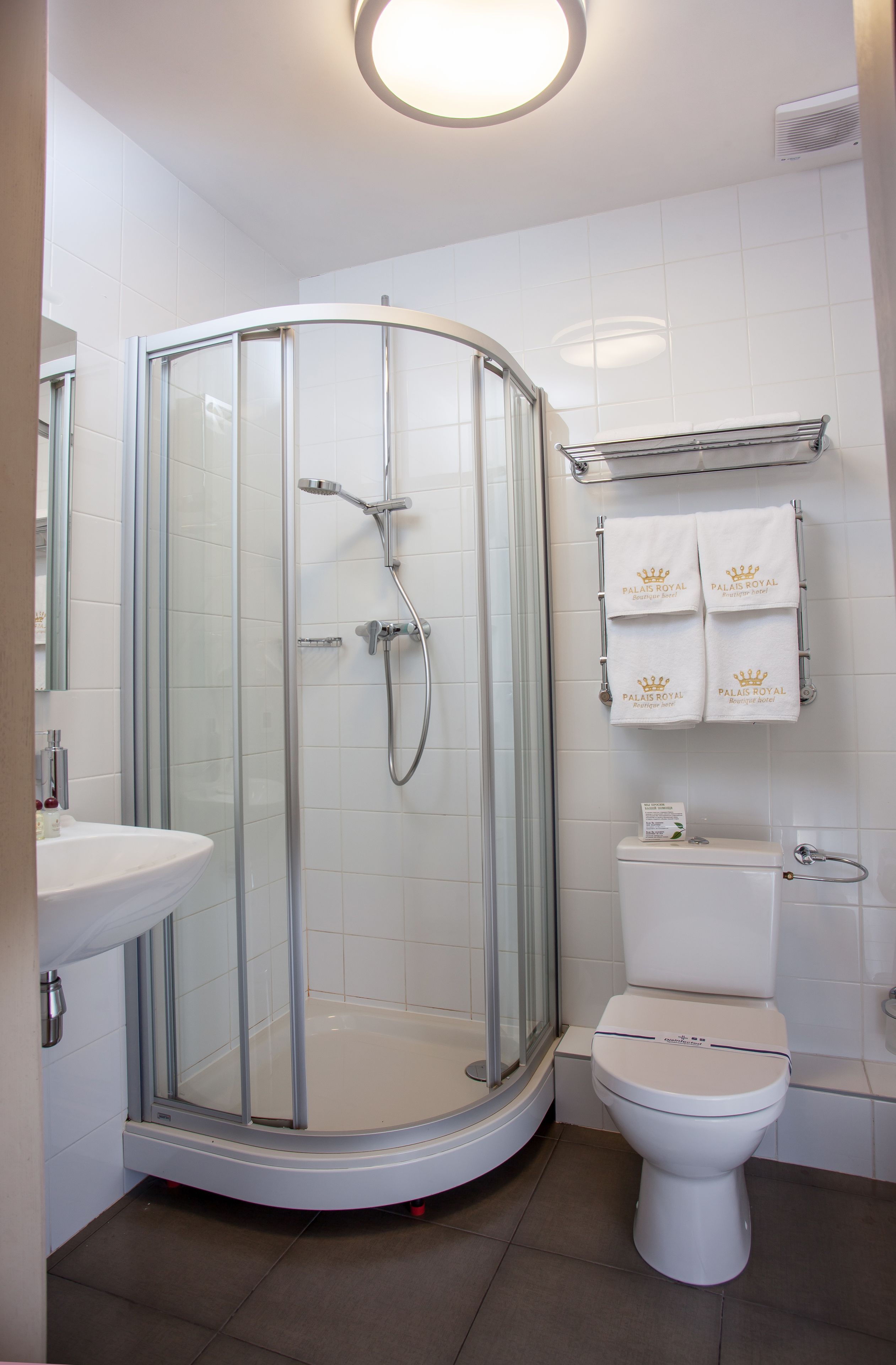 Suite junior | Minibar, caja fuerte, escritorio y cortinas opacas
