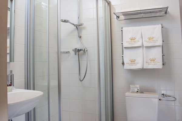 Suite junior | Minibar, caja fuerte, escritorio y cortinas opacas