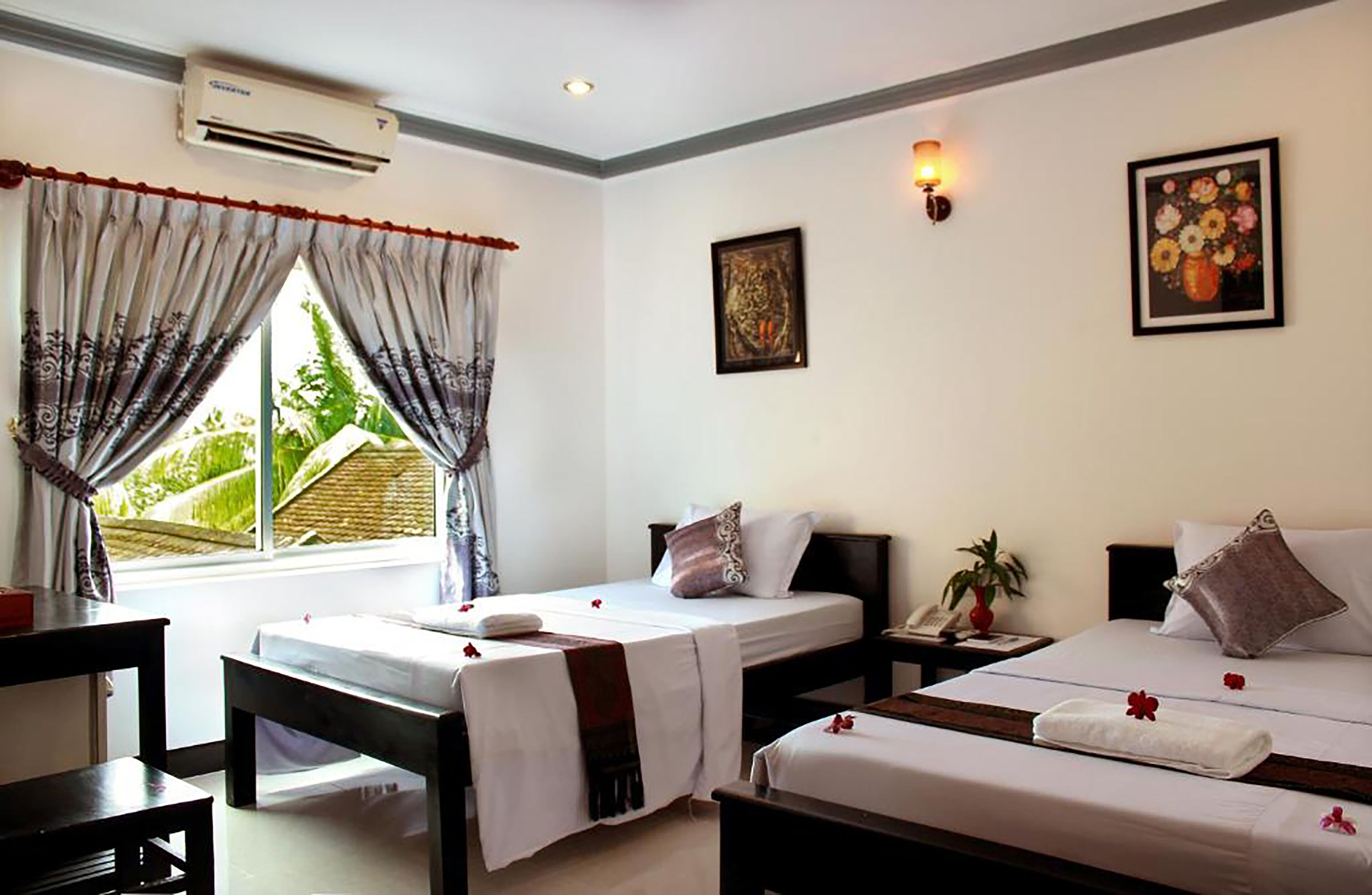 standard twin room | 1 bedroom, free minibar items, in-room safe, desk