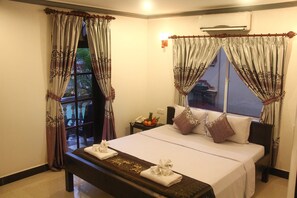 ห้องดีลักซ์ดับเบิล | มินิบาร์ฟรีบางอย่าง, ตู้นิรภัยในห้องพัก, โต๊ะทำงาน, ผ้าม่านกันแสง