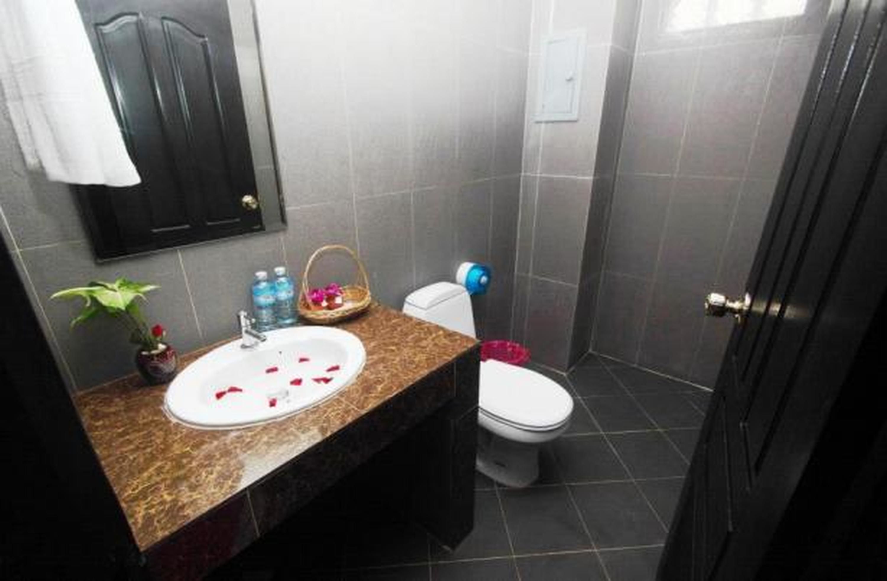 shower, rainfall showerhead, free toiletries, hair dryer