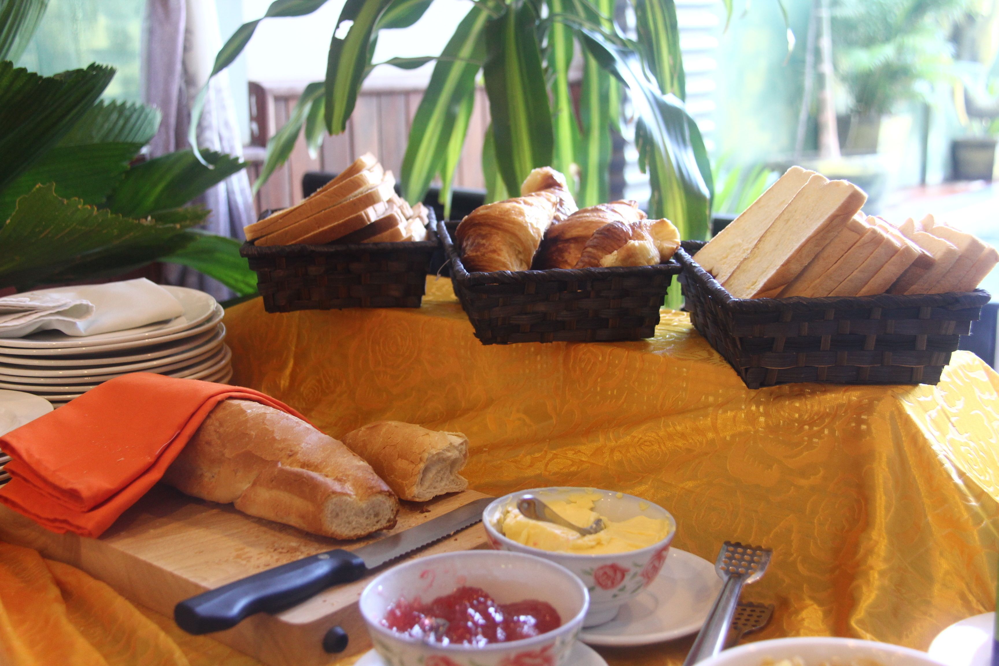 breakfast, lunch and dinner served