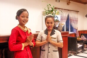 บริการอาหารเช้า อาหารกลางวัน และอาหารเย็น