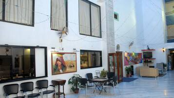 Indoor golf driving range