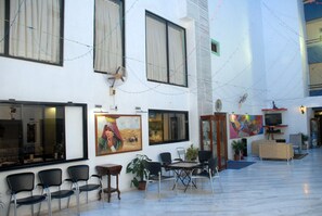 Indoor golf driving range