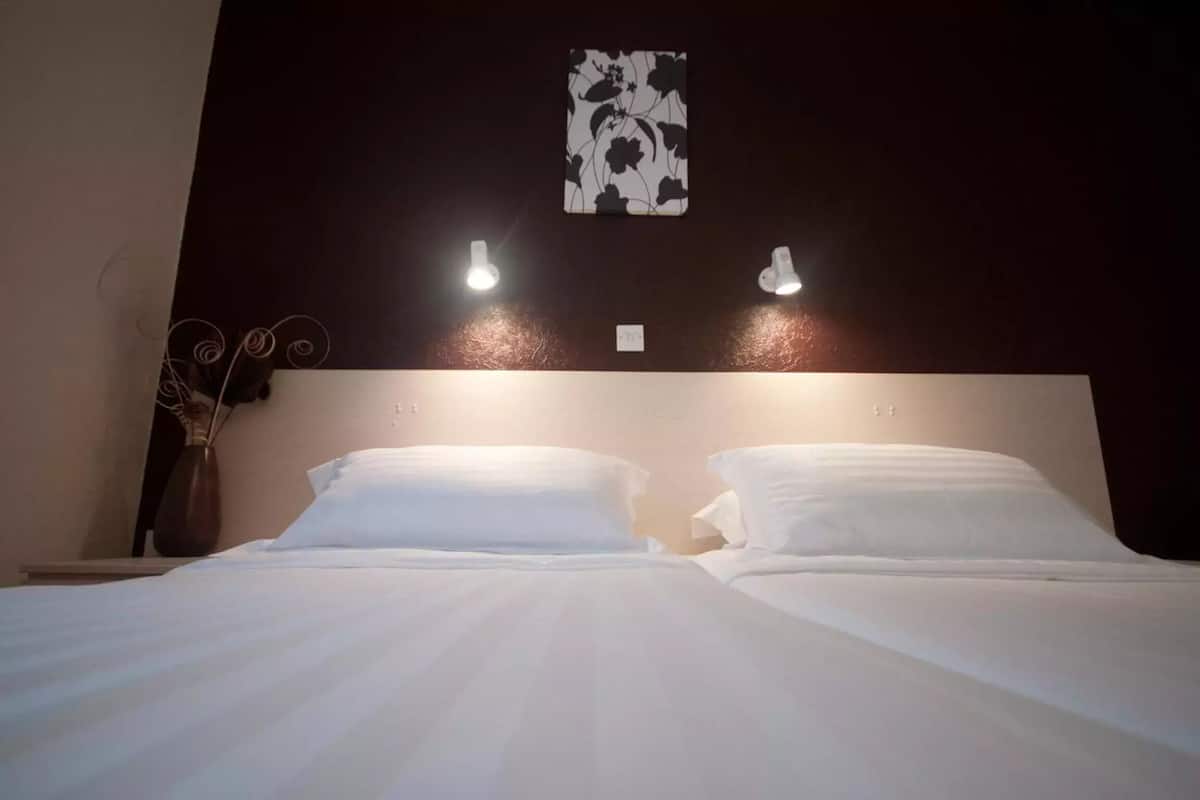 free cots/infant beds, free wifi