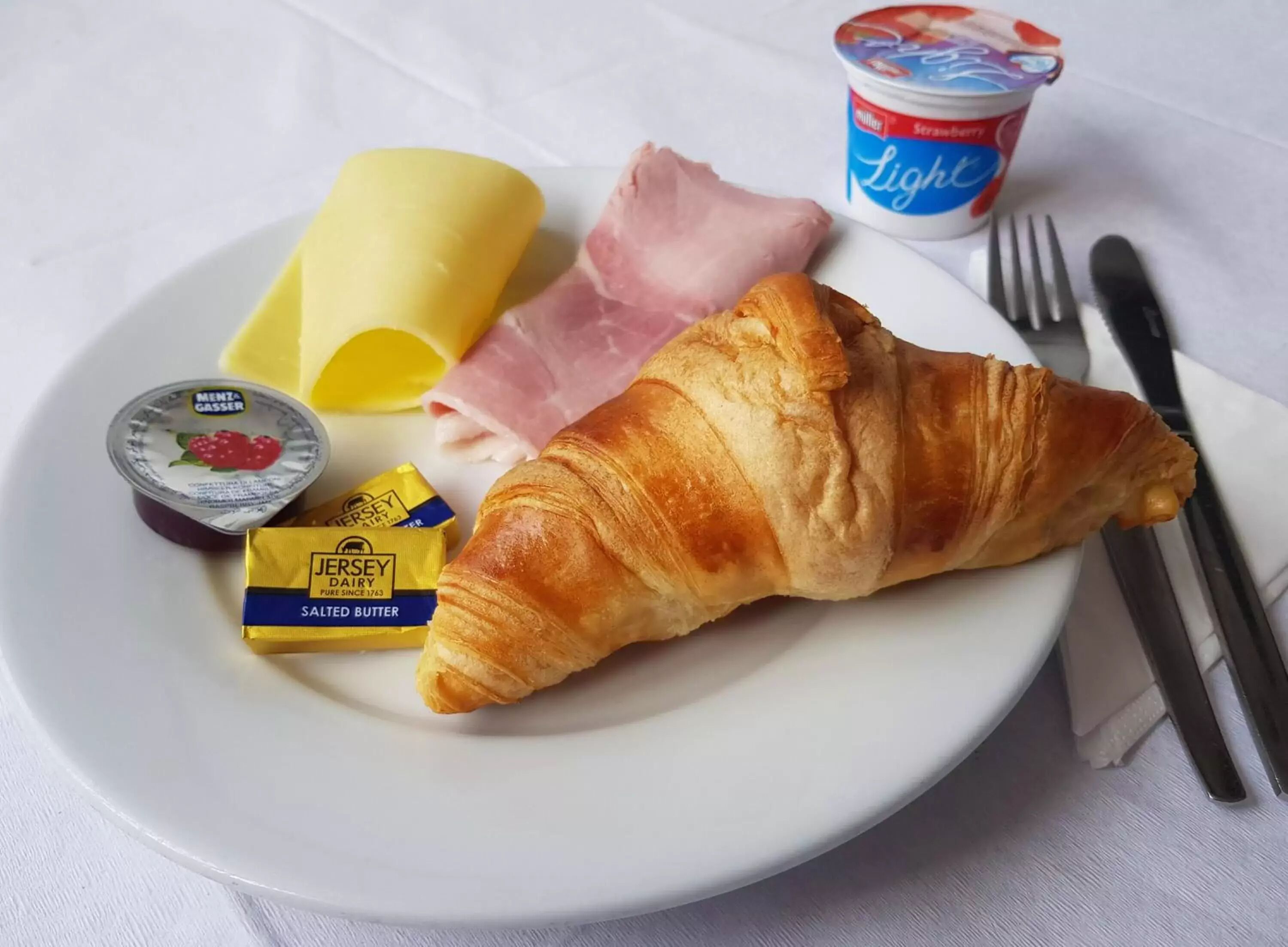 breakfast and lunch served