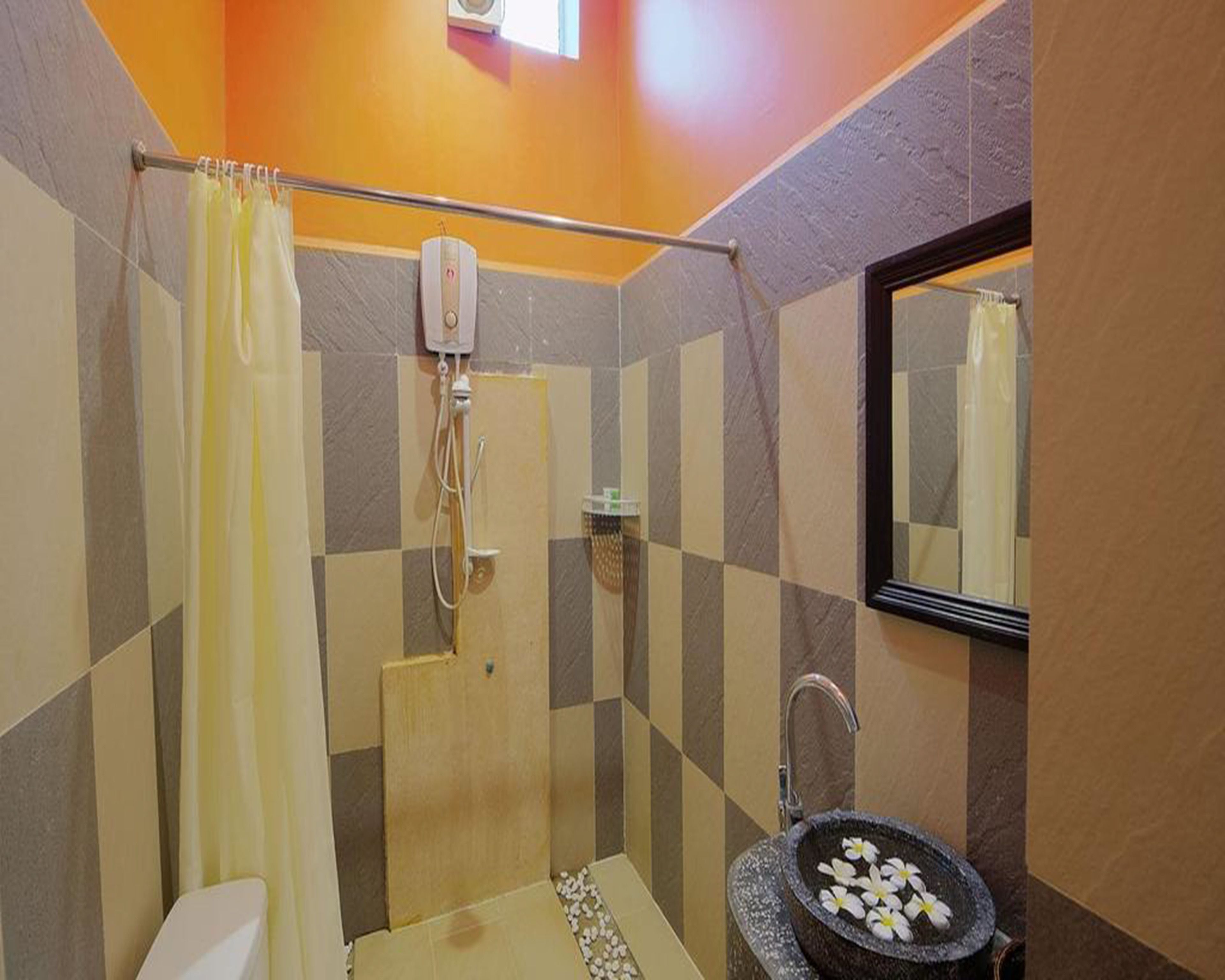 shower, hydromassage showerhead, free toiletries, hair dryer