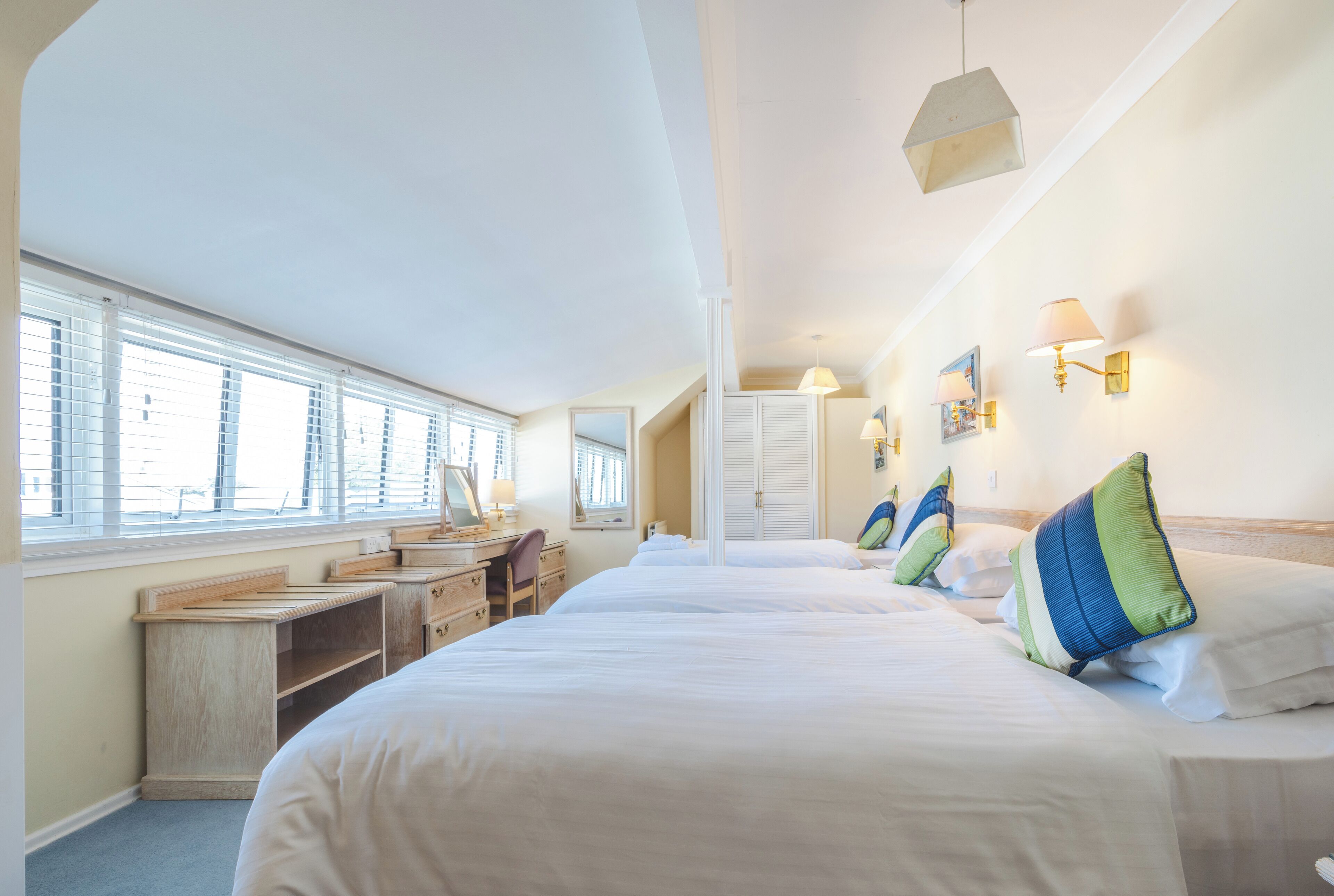 Combined shower/bathtub, hair dryer, towels