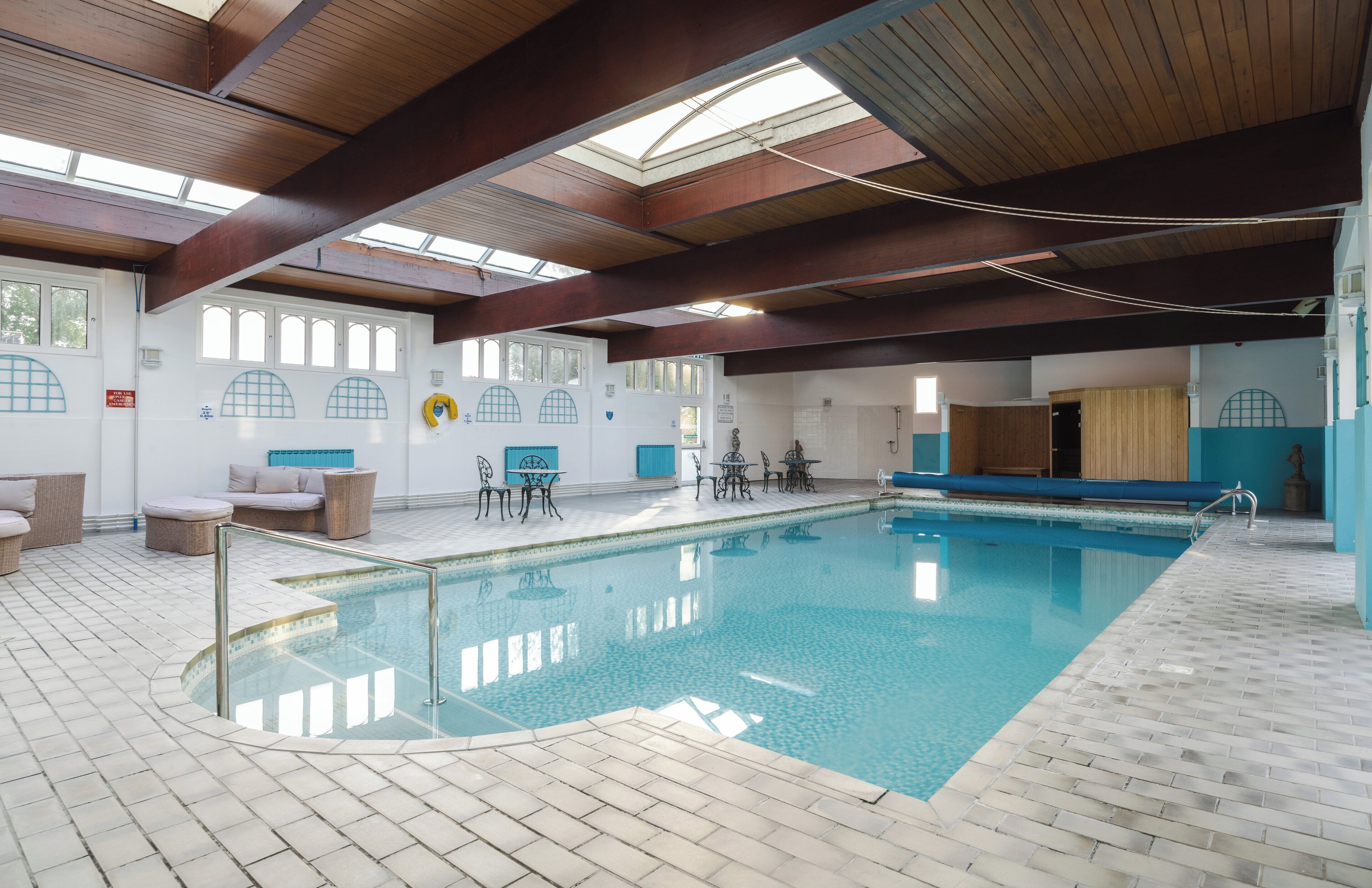 Innendørsbasseng og solsenger