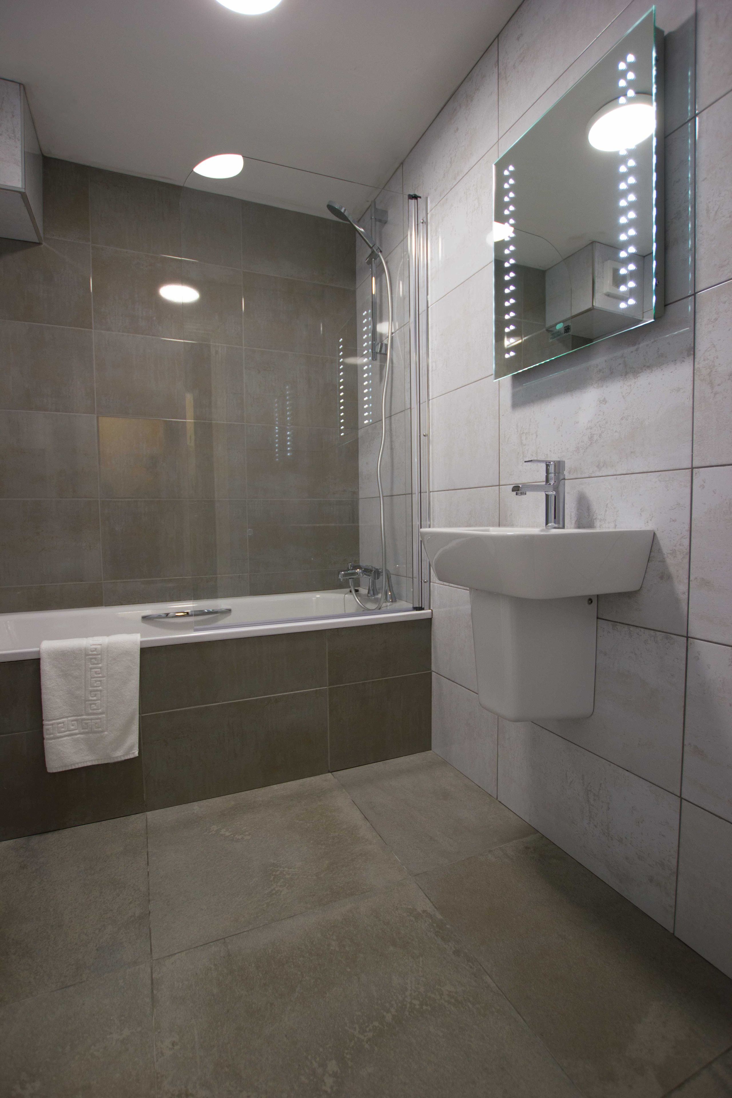 combined shower/bathtub, hair dryer, towels
