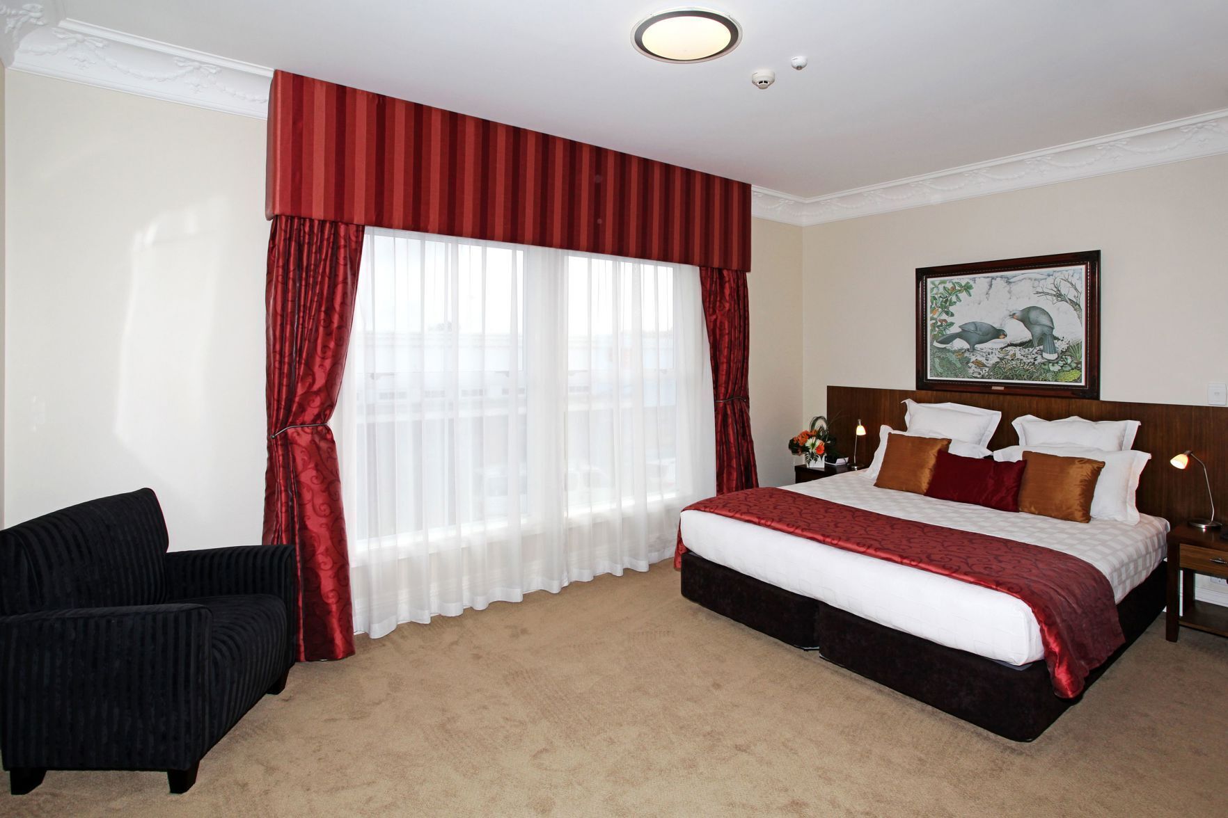 Minibar, caja de seguridad en la habitación y decoración personalizada 