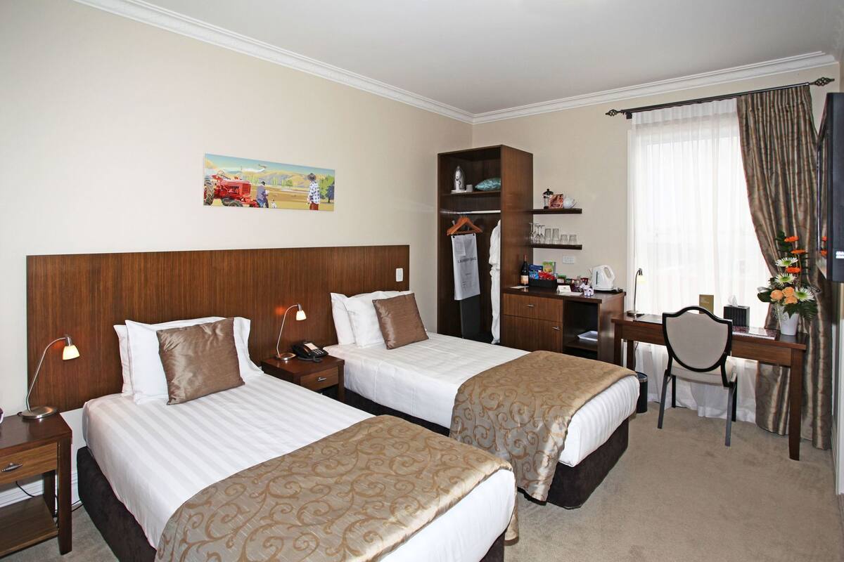 Minibar, caja de seguridad en la habitación y decoración personalizada