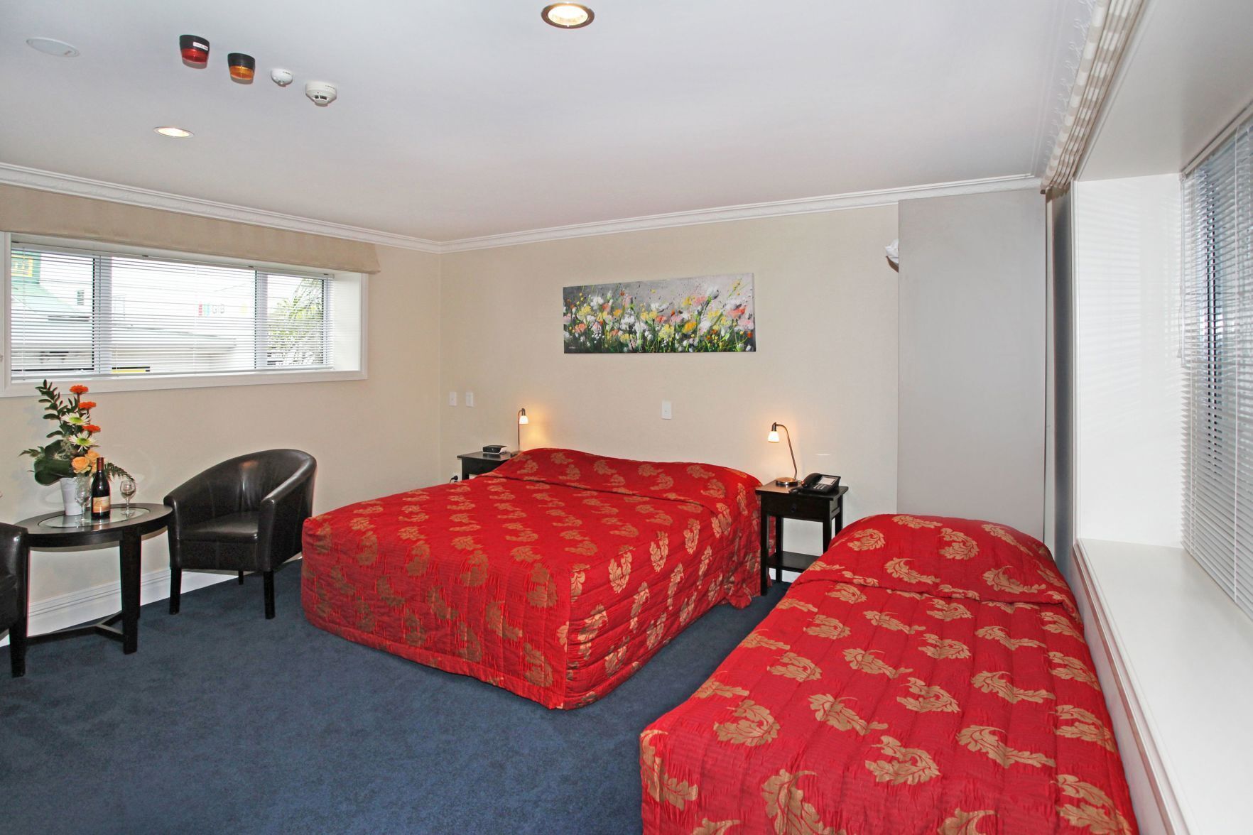 Minibar, caja de seguridad en la habitación y decoración personalizada 