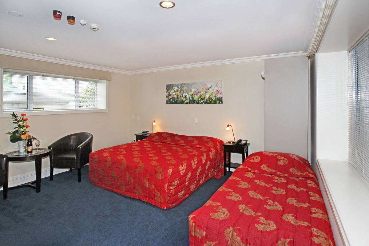 Minibar, caja de seguridad en la habitación y decoración personalizada