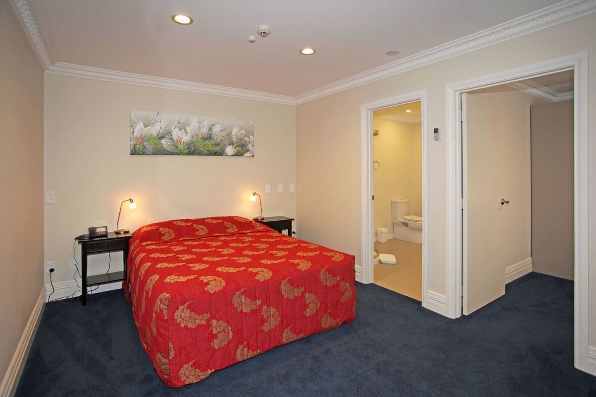 Minibar, caja de seguridad en la habitación y decoración personalizada