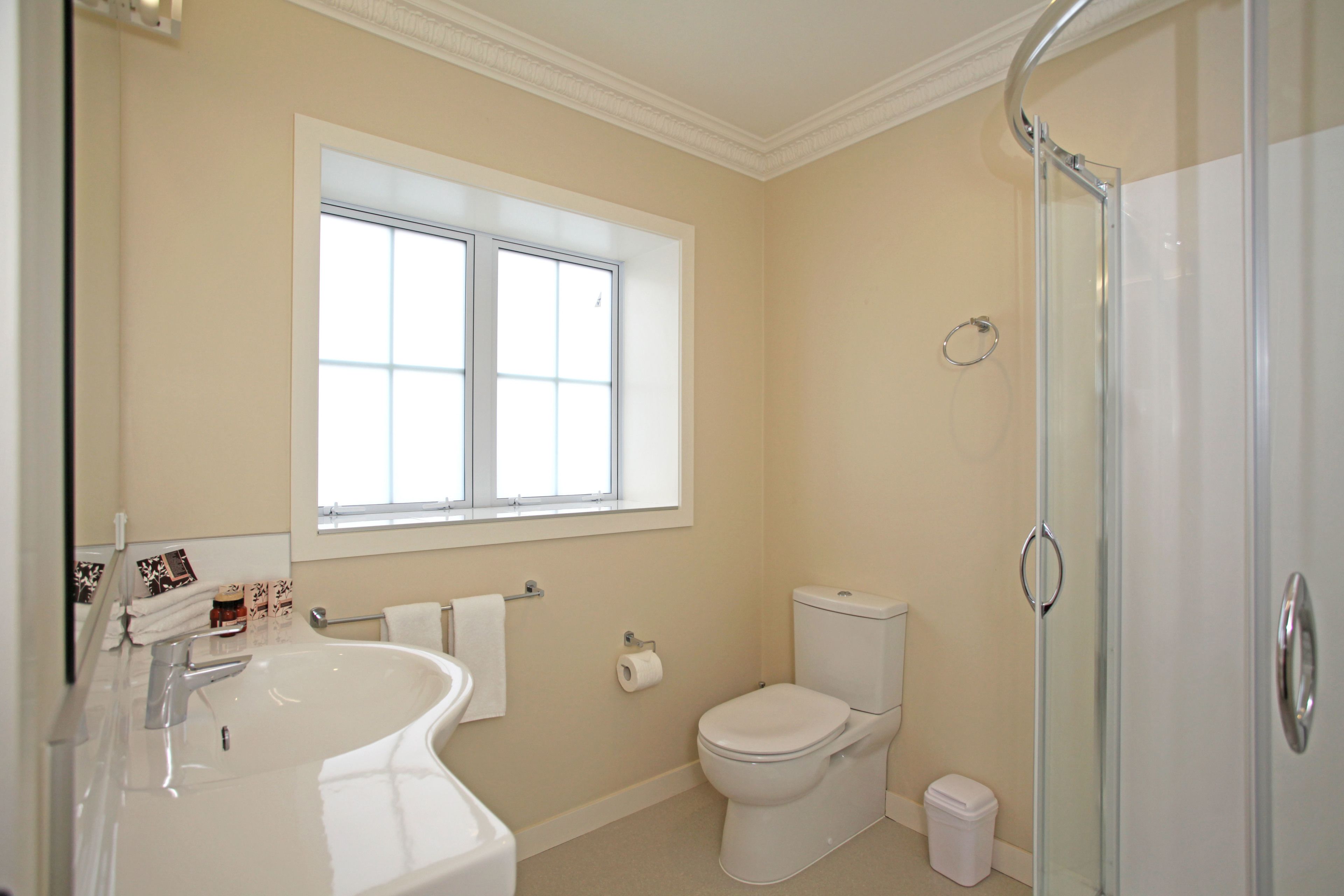 Un baño con bañera, inodoro y cabina de ducha de cristal.
